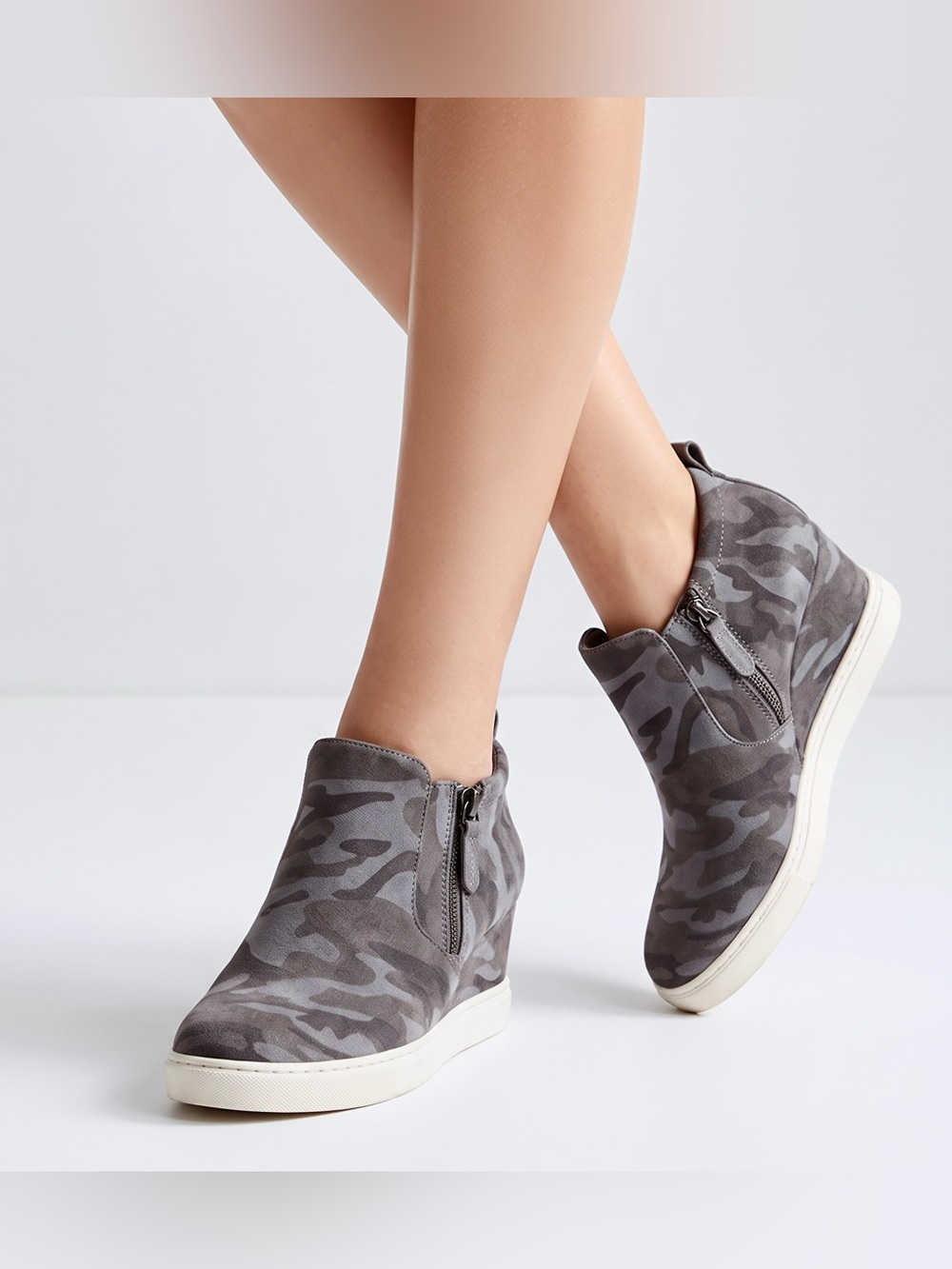 Ladies Susina Camouflage Print Wedge Sneakers Faux Suede Grey Multi Size 8 GUC